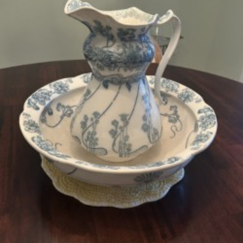 Vintage Middleport Pottery Wash basin and pitcher